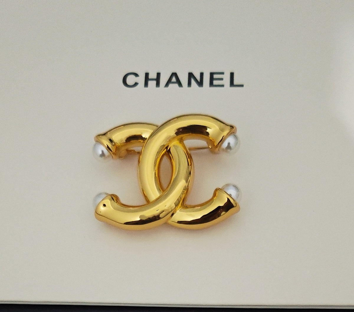 Pearl Brooch in Gold-Tone – Pearl Detail – Design 002 side detail