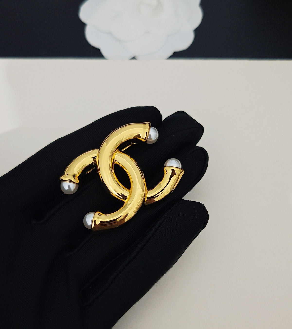 Pearl Brooch in Gold-Tone – Pearl Detail front product view