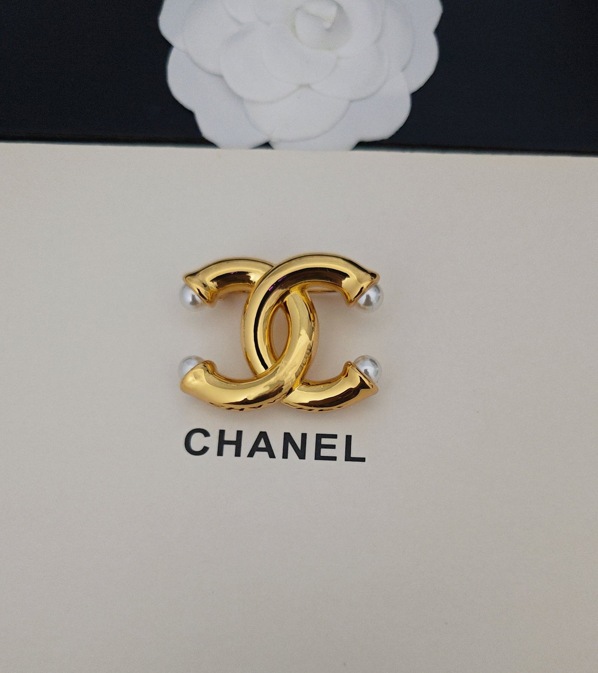 Pearl Brooch in Gold-Tone – Pearl Detail detail view