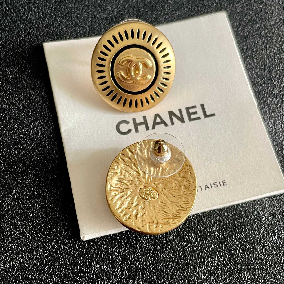 Double-C Emblem Stud Earrings in Polished Metal-Tone – Design 100 main product view