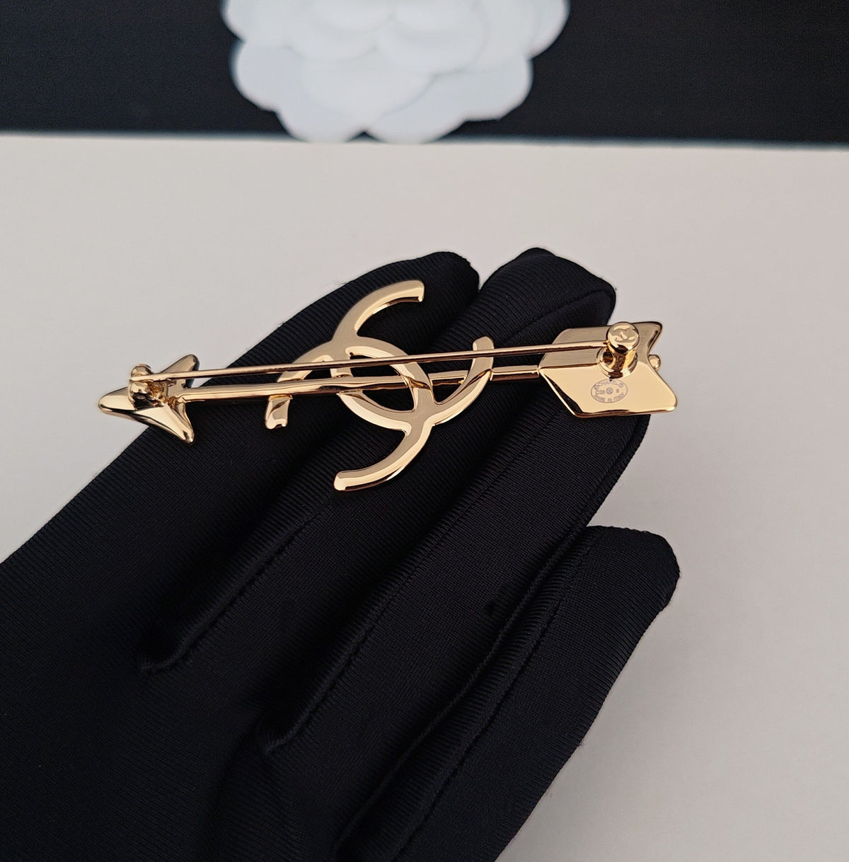 Arrow Brooch in Gold-Tone – Arrow Detail – Design 002 side detail