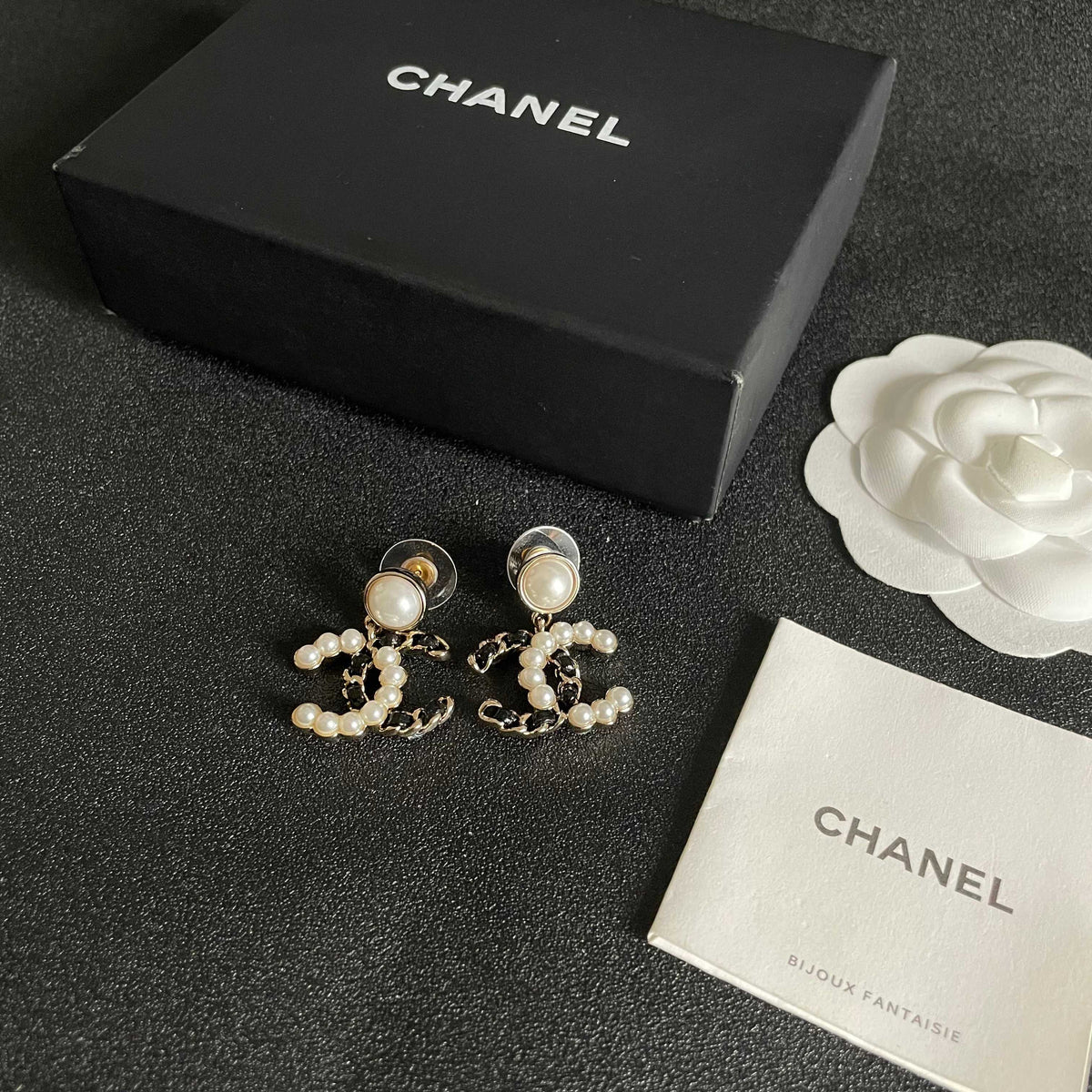 Double-C Emblem Stud Earrings in Polished Metal-Tone – Design 094 close-up detail