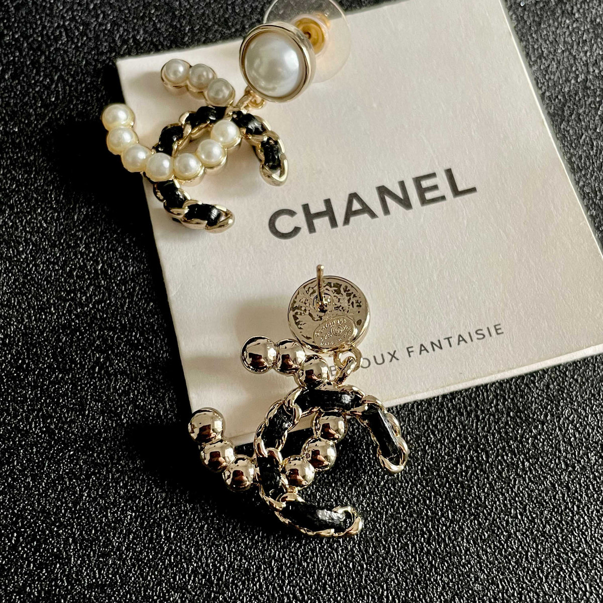 Double-C Emblem Stud Earrings in Polished Metal-Tone – Design 094 main product view