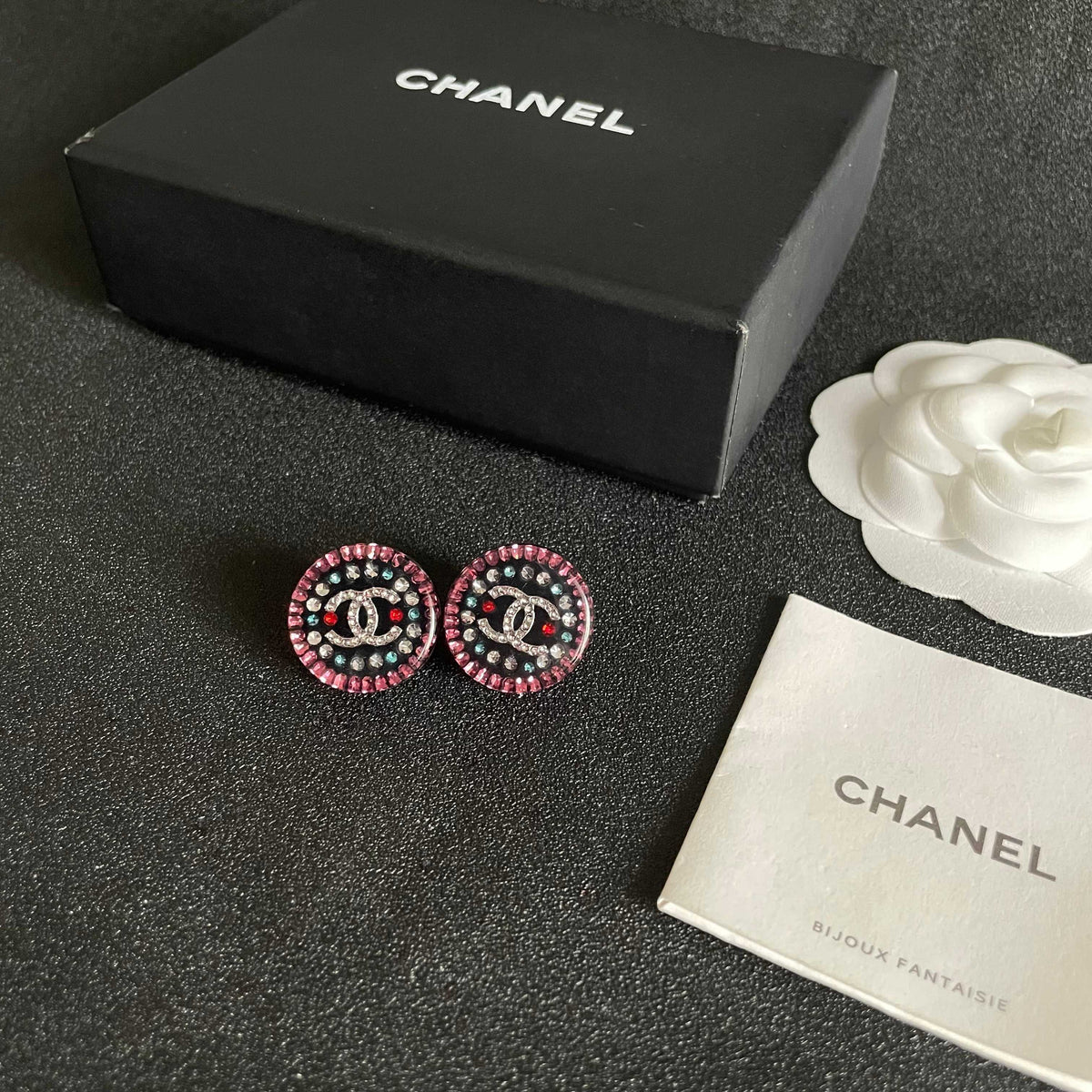 Double-C Emblem Stud Earrings in Polished Metal-Tone – Design 092 close-up detail