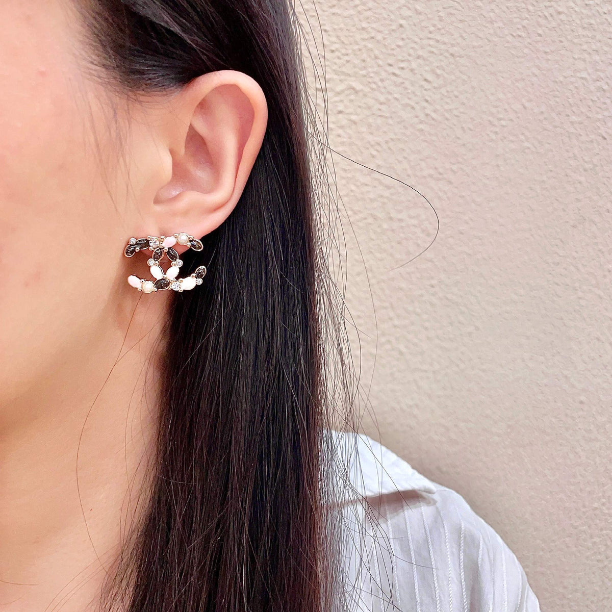 Double-C Emblem Stud Earrings in Polished Metal-Tone – Design 083 detail view