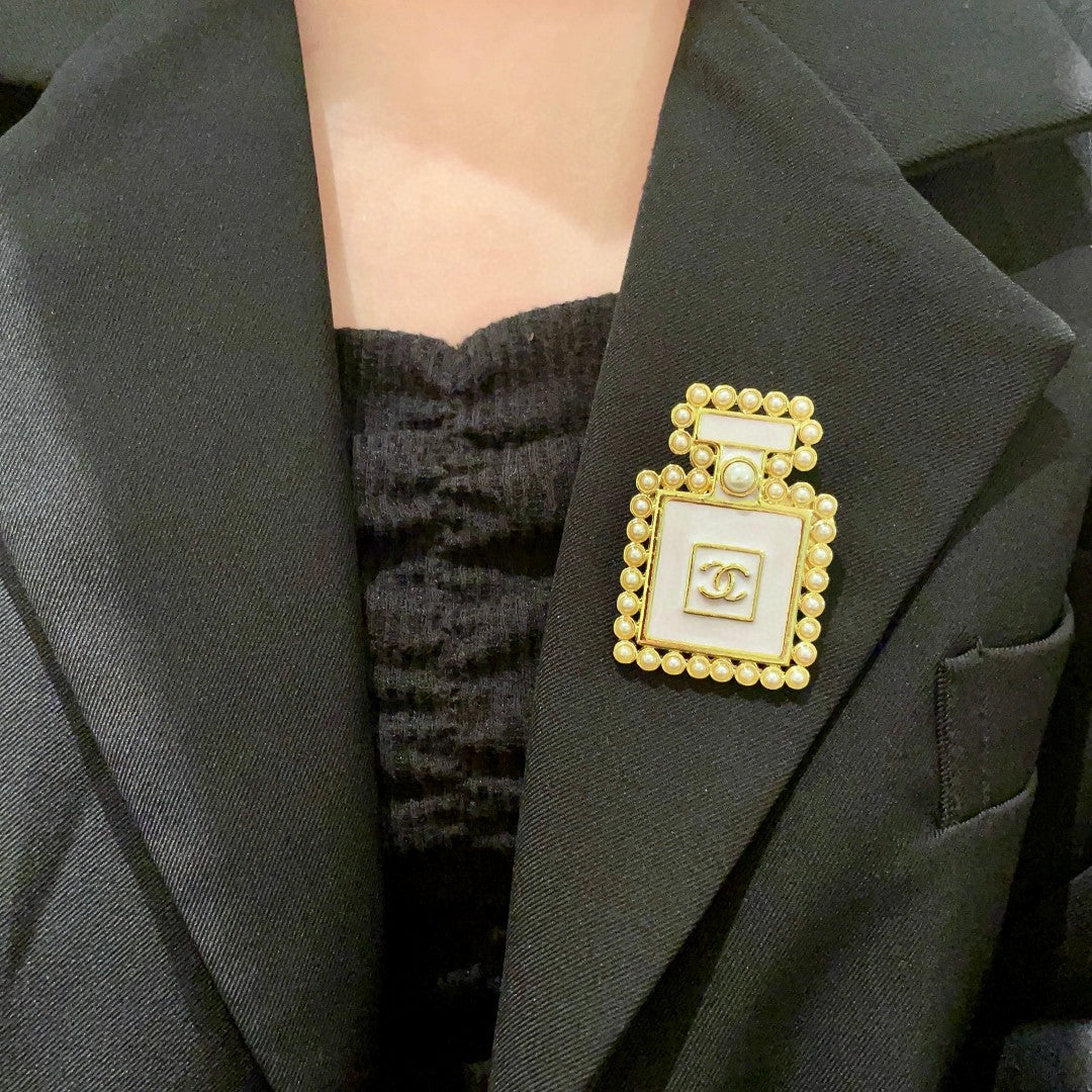 Double-C Emblem Brooch in Polished Metal-Tone – Pearl Detail front product view