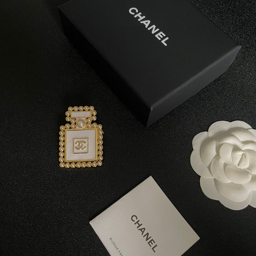 Double-C Emblem Brooch in Polished Metal-Tone – Pearl Detail close-up detail