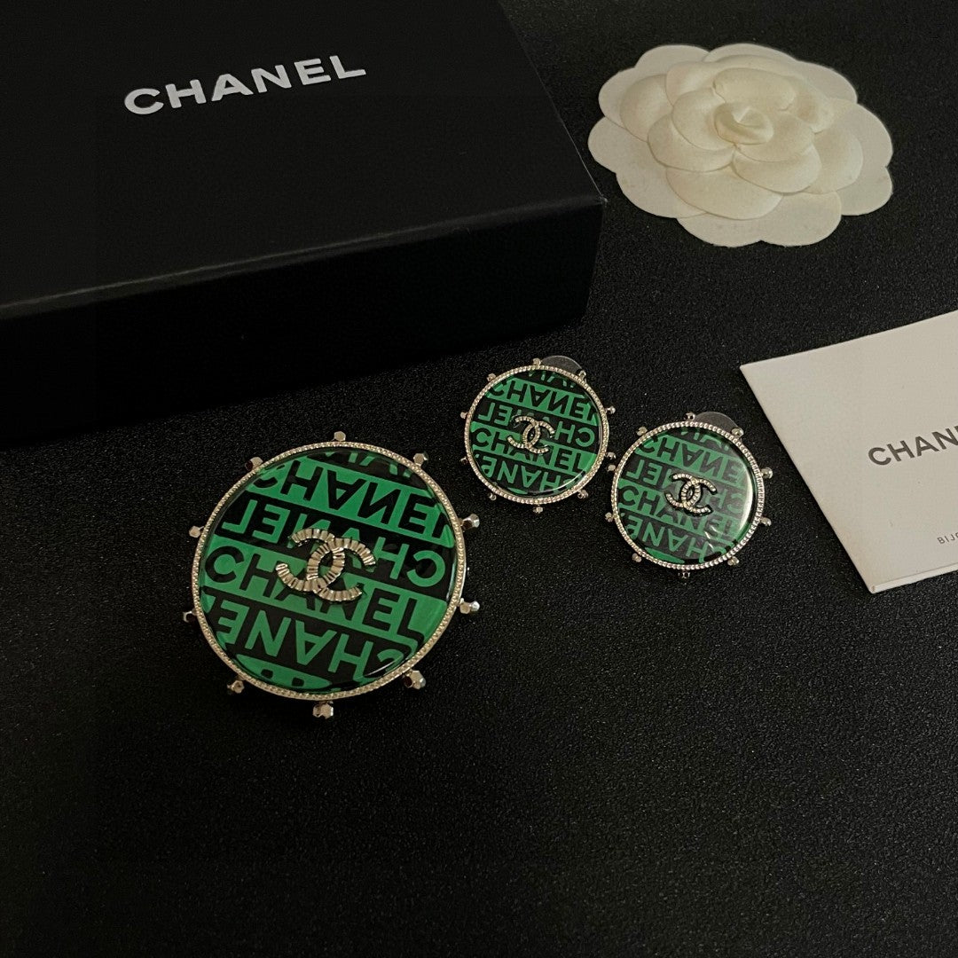 Double-C Emblem Brooch in Polished Metal-Tone – Design 001 close-up detail