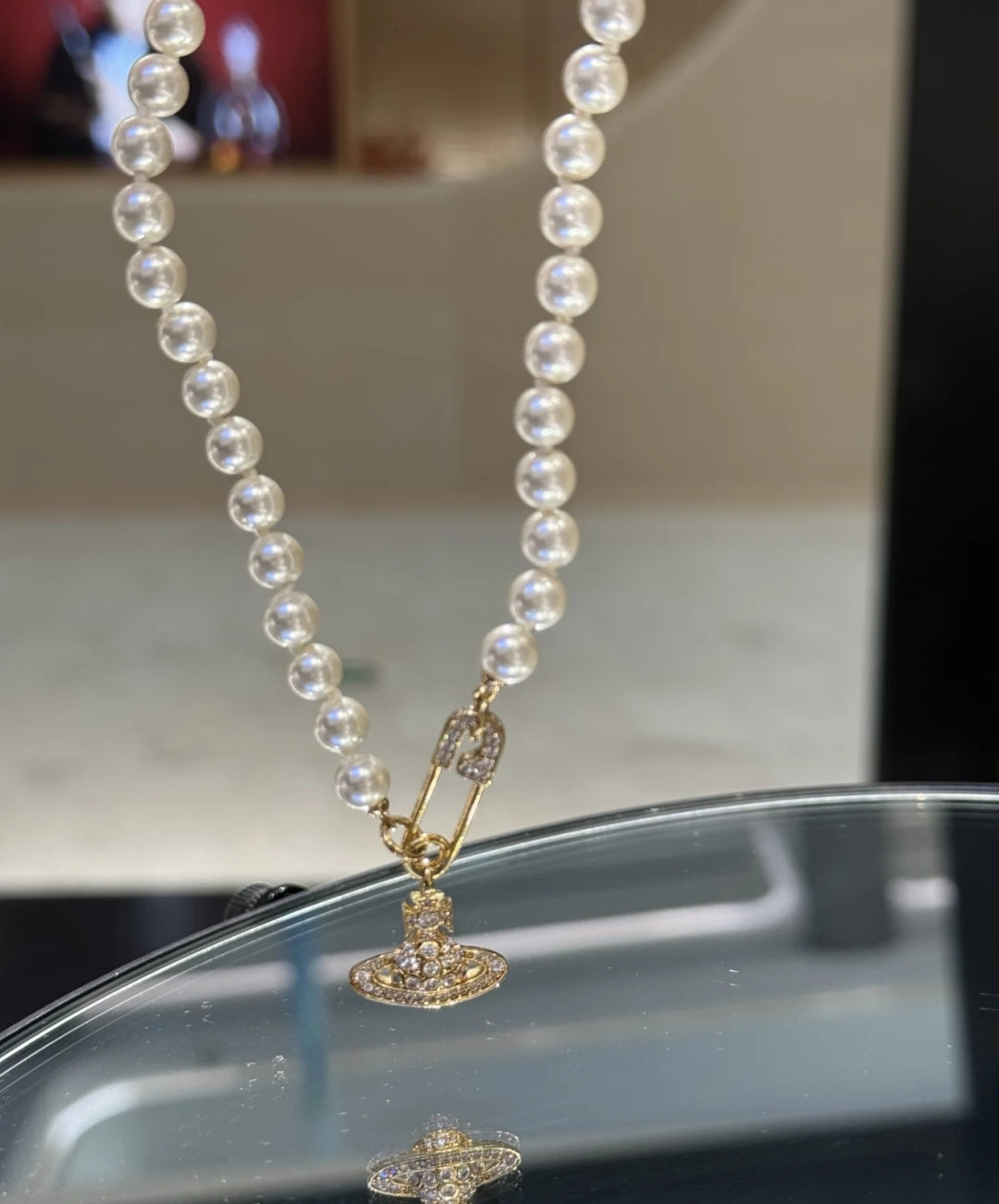 Pearl Pendant Necklace in Polished Metal-Tone – Pearl Detail – Design 003 close-up detail
