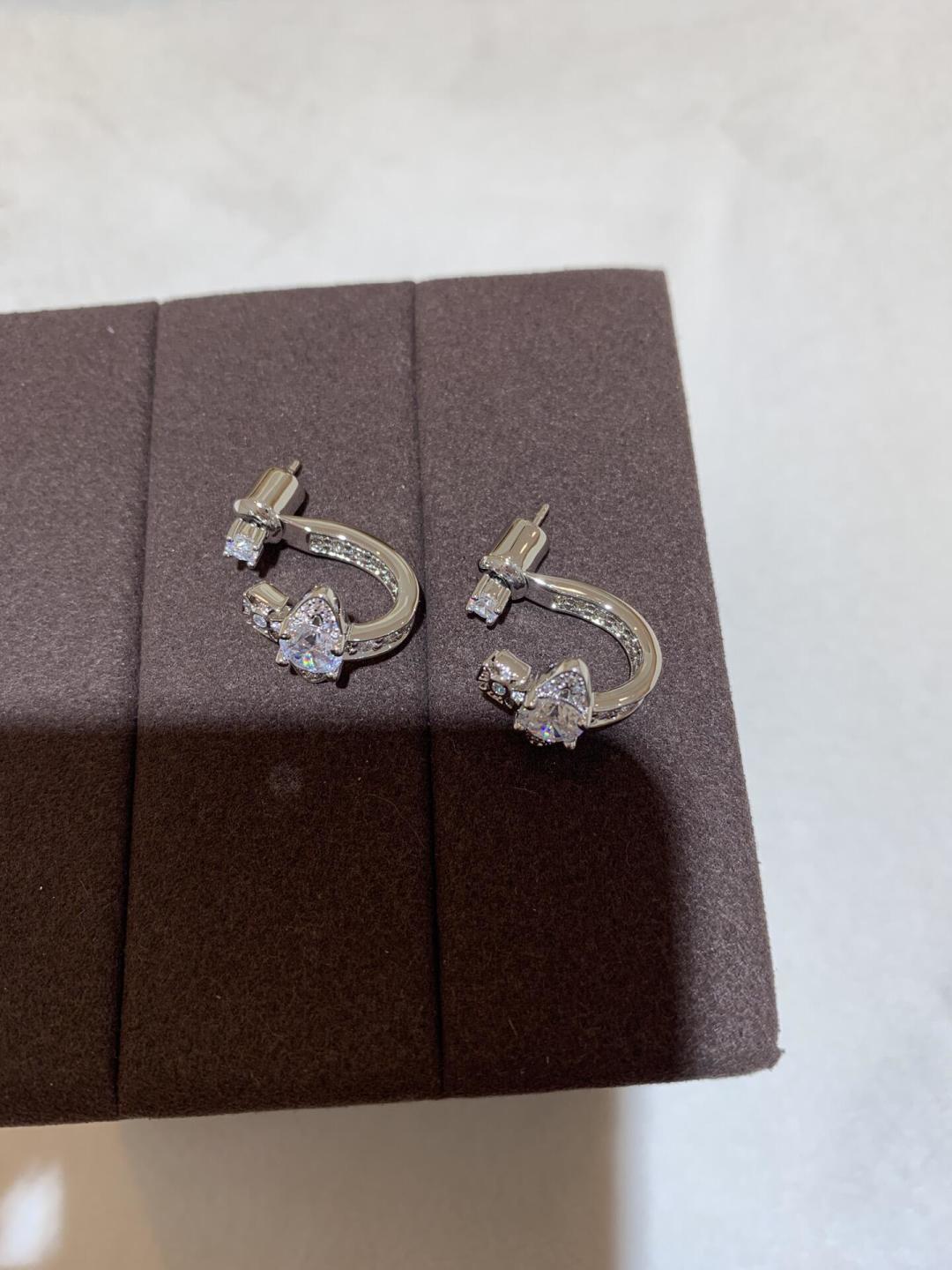 Orb-Inspired Emblem Jewelry Accessory in Polished Metal-Tone – Design 014 side detail
