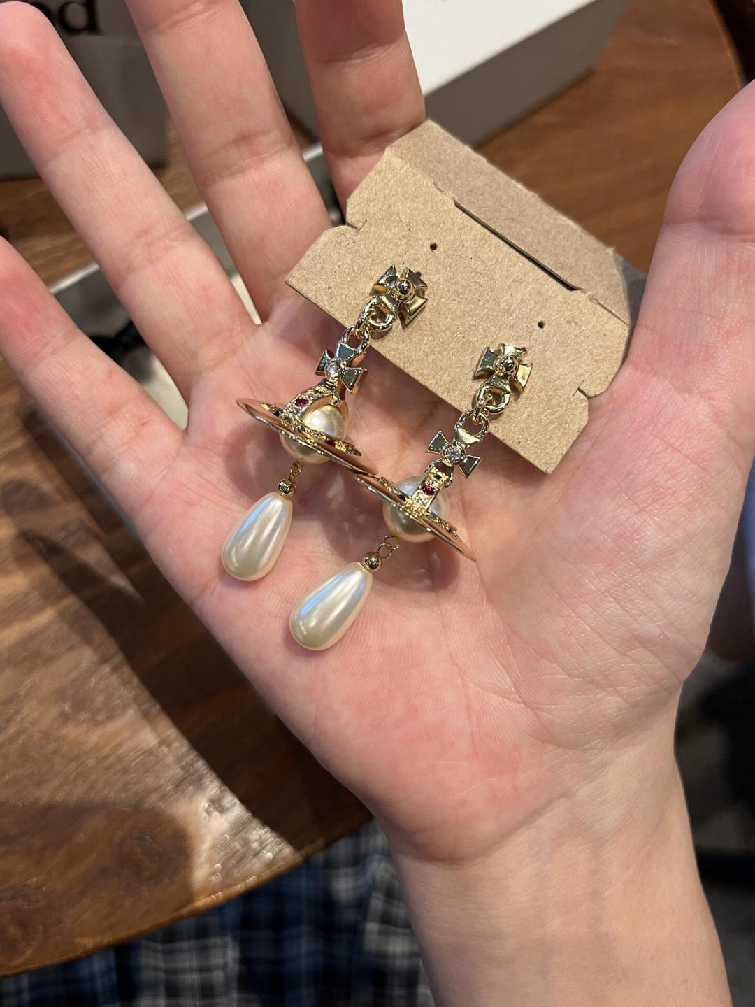Orb-Inspired Emblem Jewelry Accessory in Polished Metal-Tone – Design 011 detail view