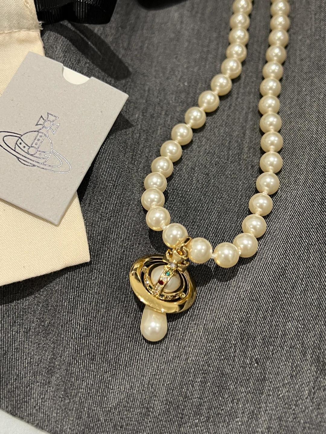 Pearl Pendant Necklace in Polished Metal-Tone – Pearl Detail – Design 004 side detail