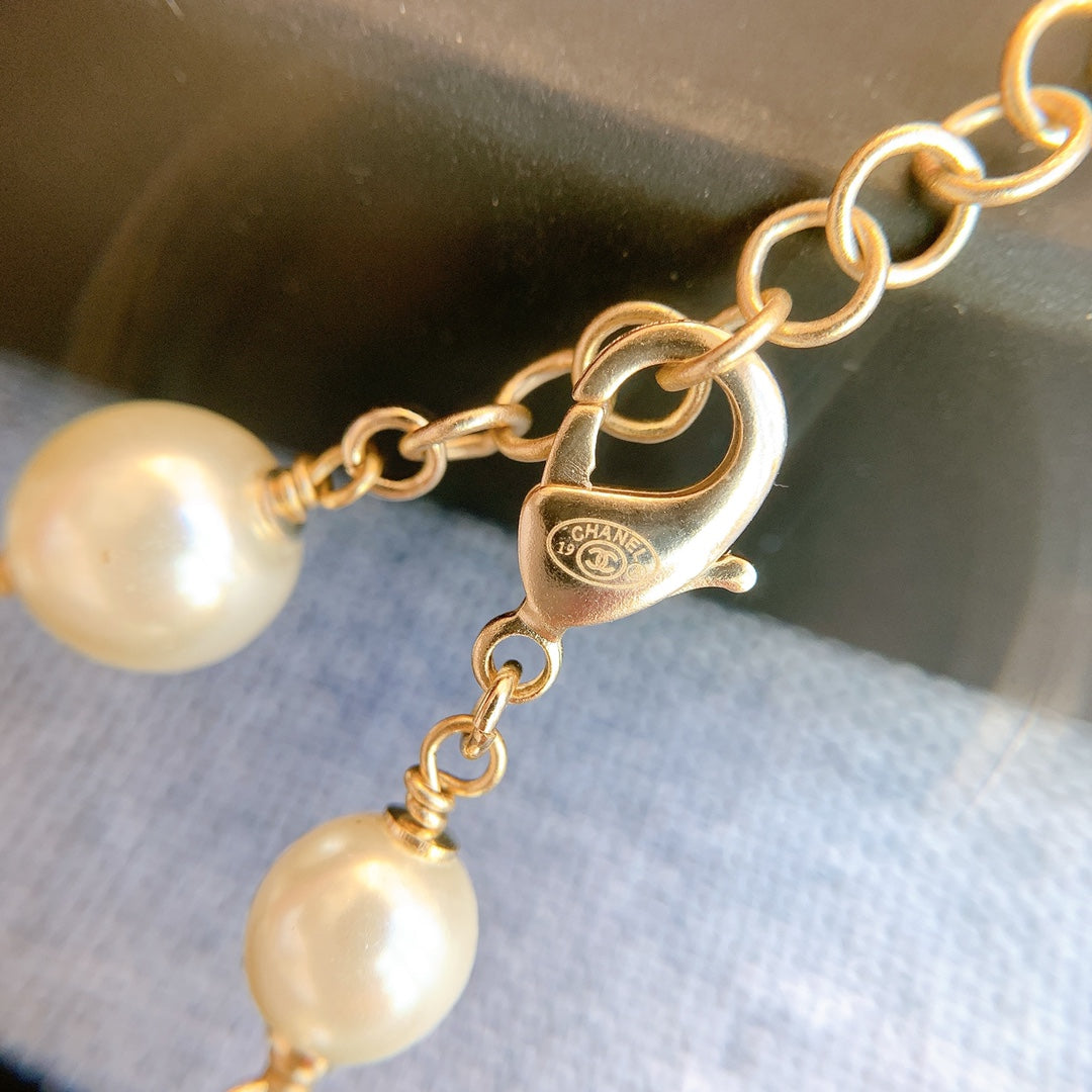 Letter Pearl-Detail Pendant Necklace – Pearl Detail – Design 006 close-up detail