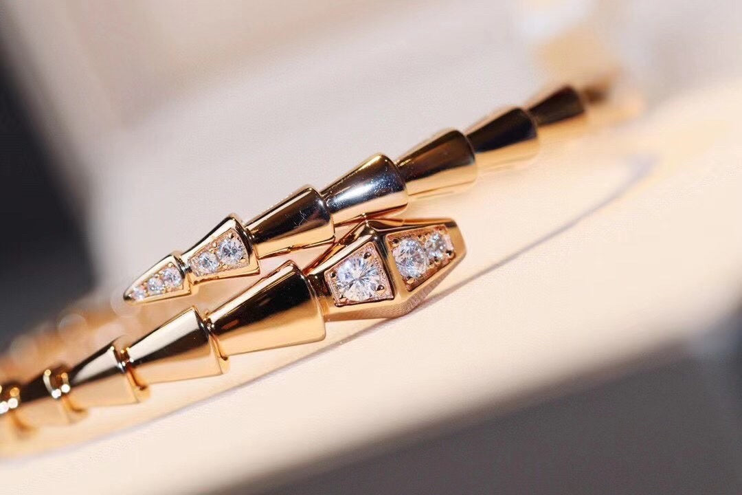 Serpentine Bangle in Rose-Gold-Tone – Rose Gold Detail – Design 003 front product view