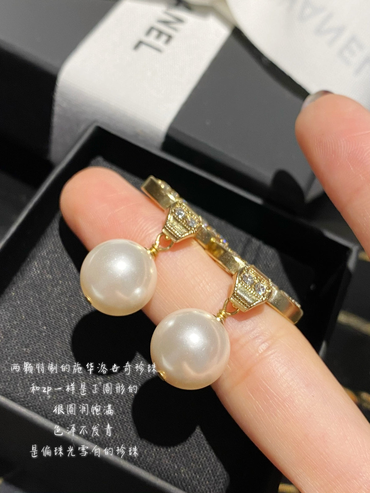Double-C Emblem Pearl-Detail Stud Earrings – Pearl Detail – Design 015 main product view