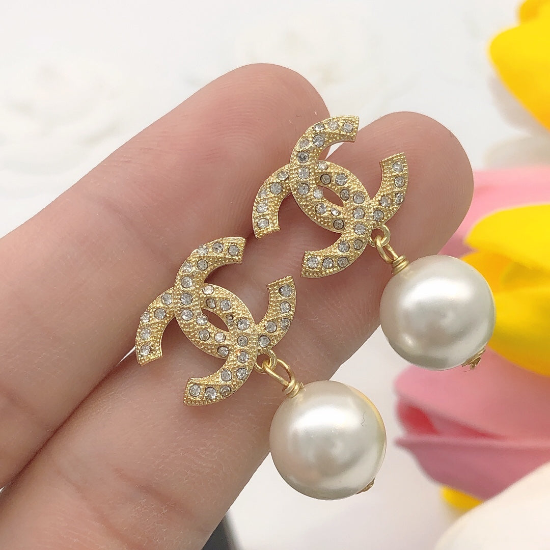 Pearl Pearl-Detail Stud Earrings – Pearl Detail – Design 014 main product view