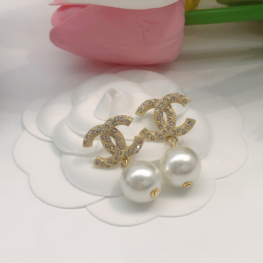 Pearl Pearl-Detail Stud Earrings – Pearl Detail – Design 014 close-up detail