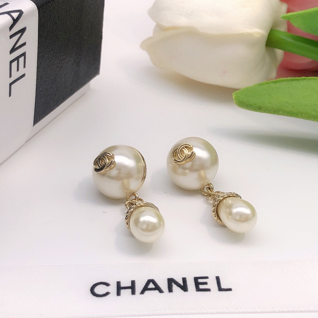 Letter Pearl-Detail Statement Earrings – Pearl Detail detail view