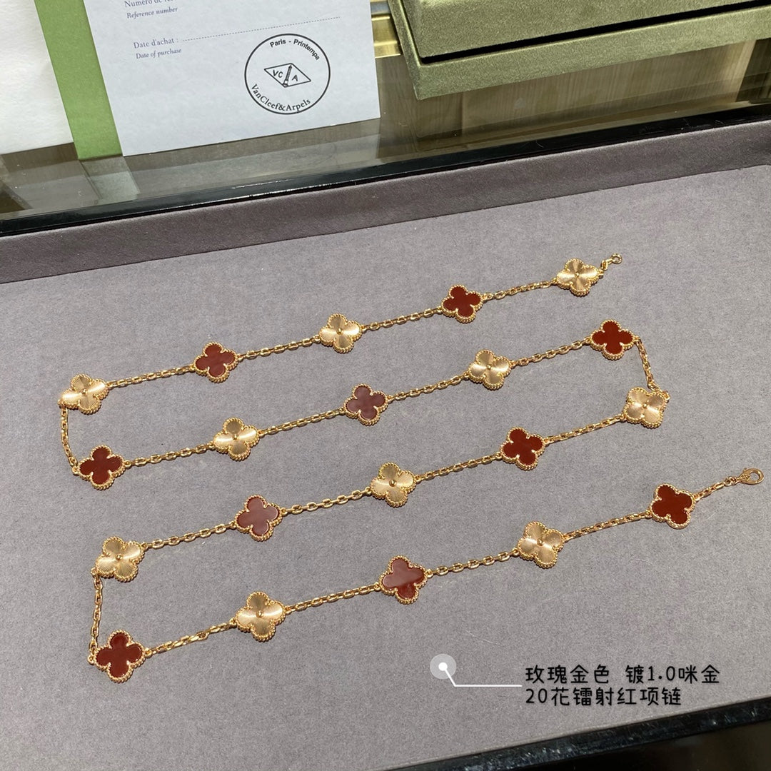 Clover Pendant Necklace in Rose-Gold-Tone – Rose Gold detail view