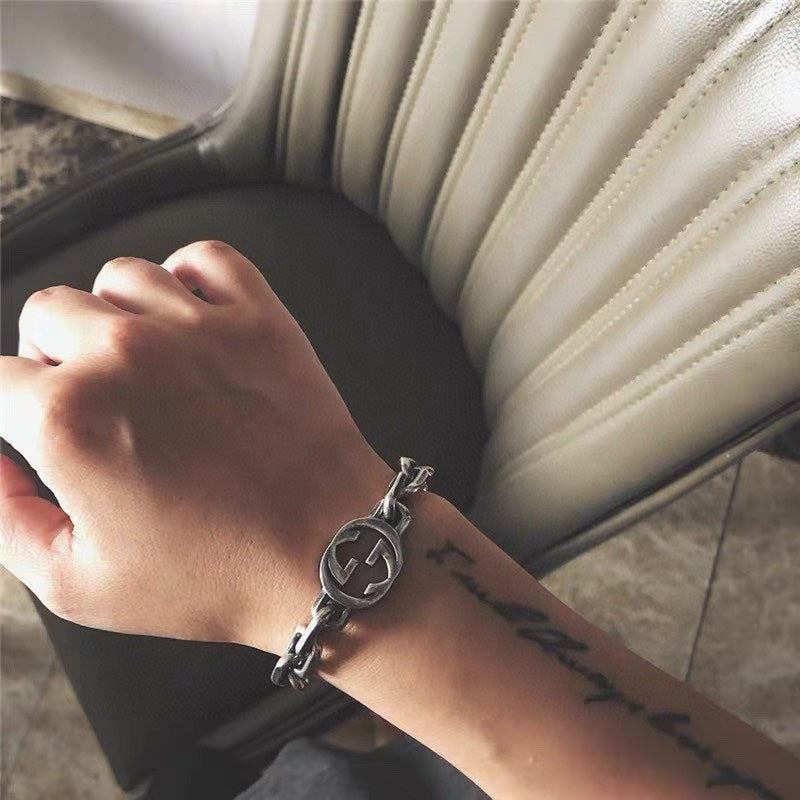 Double-G Emblem Bracelet in Polished Metal-Tone – Vintage Detail – Design 002 side detail