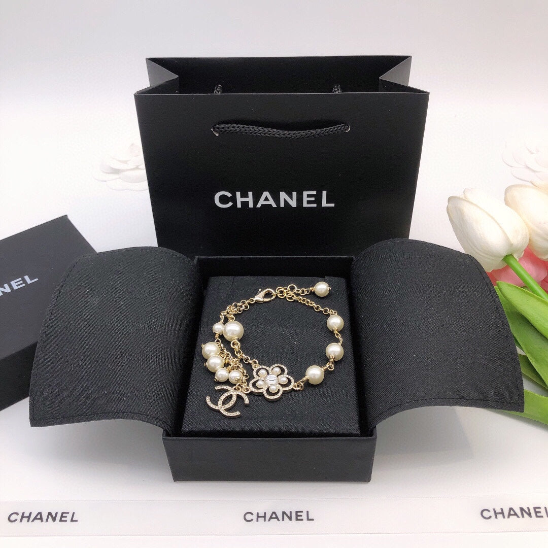 Double-C Emblem Bracelet in Gold-Tone – Pearl Detail – Design 005 detail view