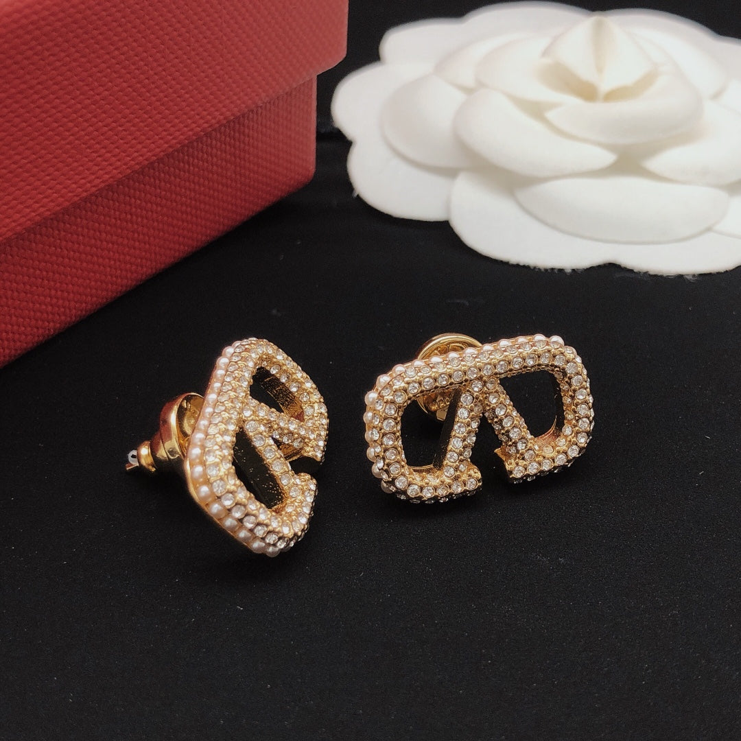 V Emblem Pearl-Detail Stud Earrings – Design 03 main product view