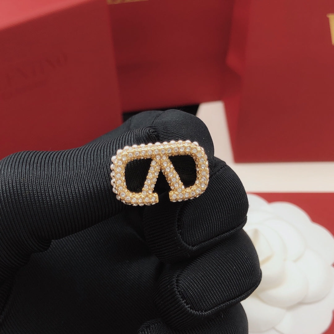 V Emblem Pearl-Detail Stud Earrings – Design 03 side detail