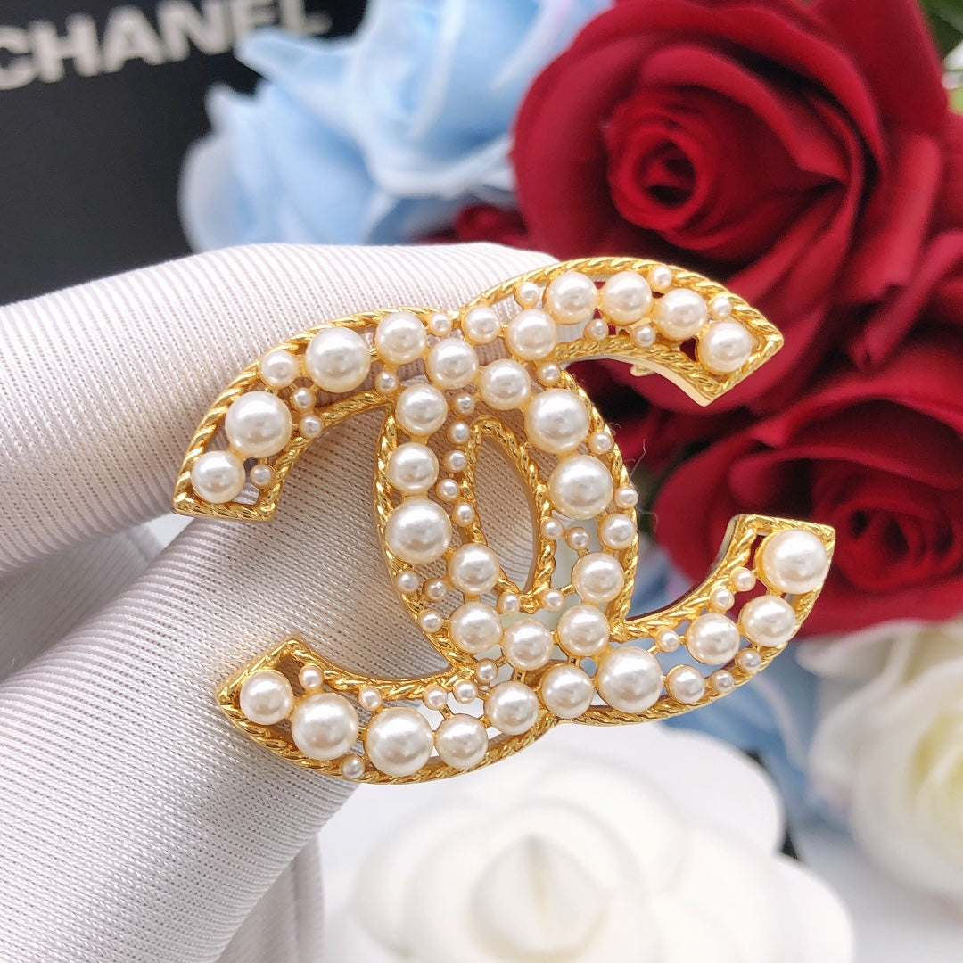 Double-C Emblem Brooch in Gold-Tone – Pearl Detail side detail
