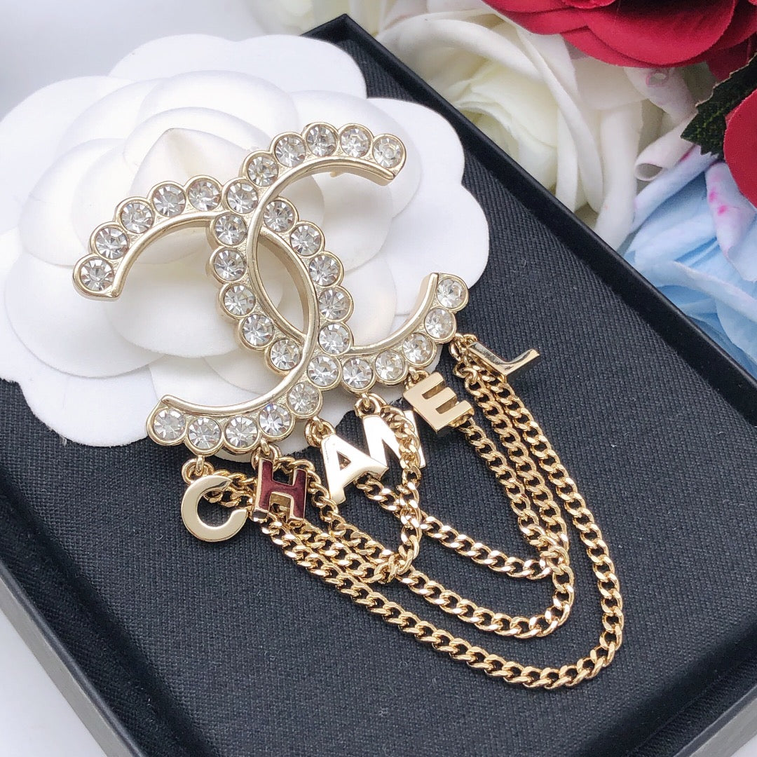 Letter Brooch in Gold-Tone – Design 001 detail view