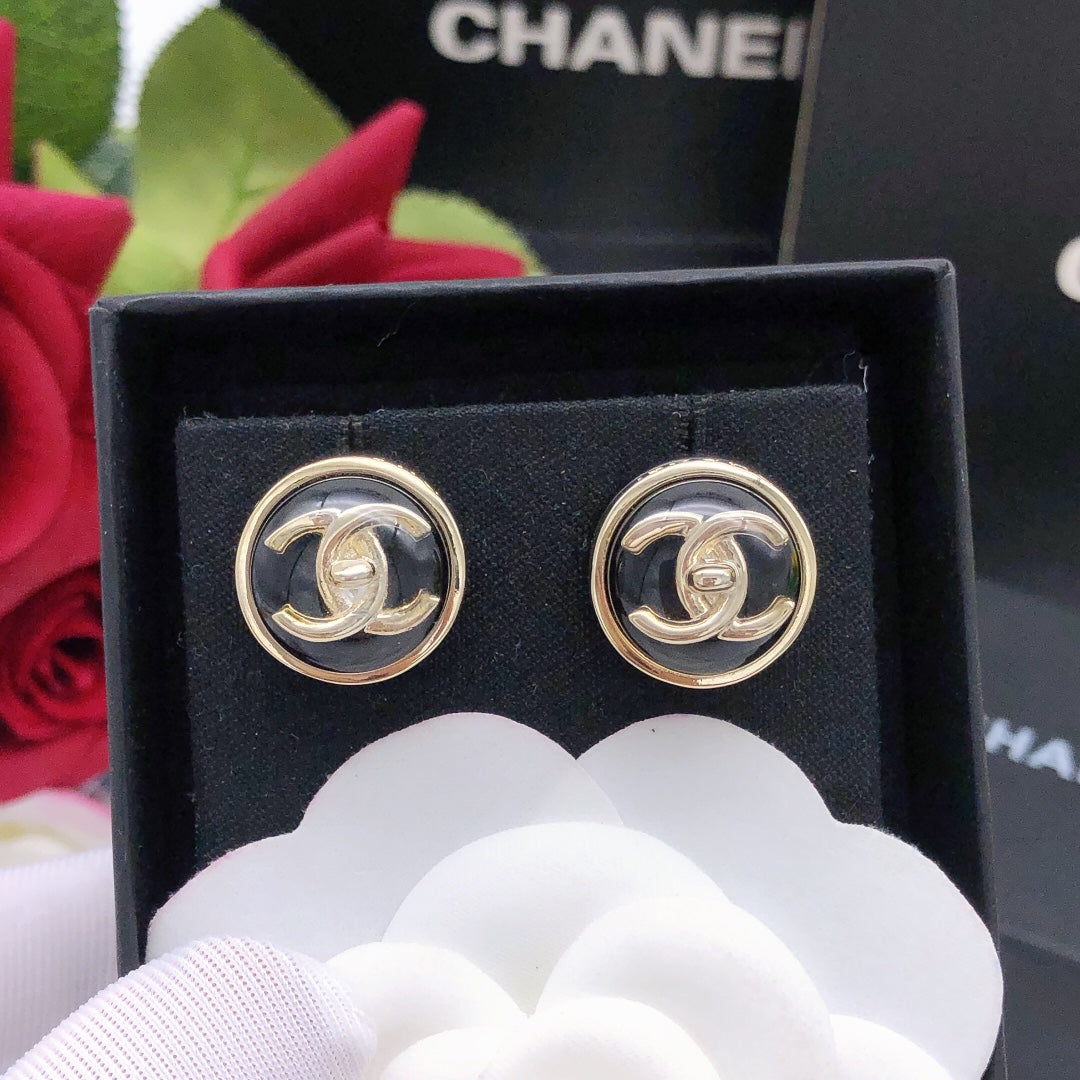 Round Stud Earrings in Gold-Tone – Red Detail – Design 002 close-up detail