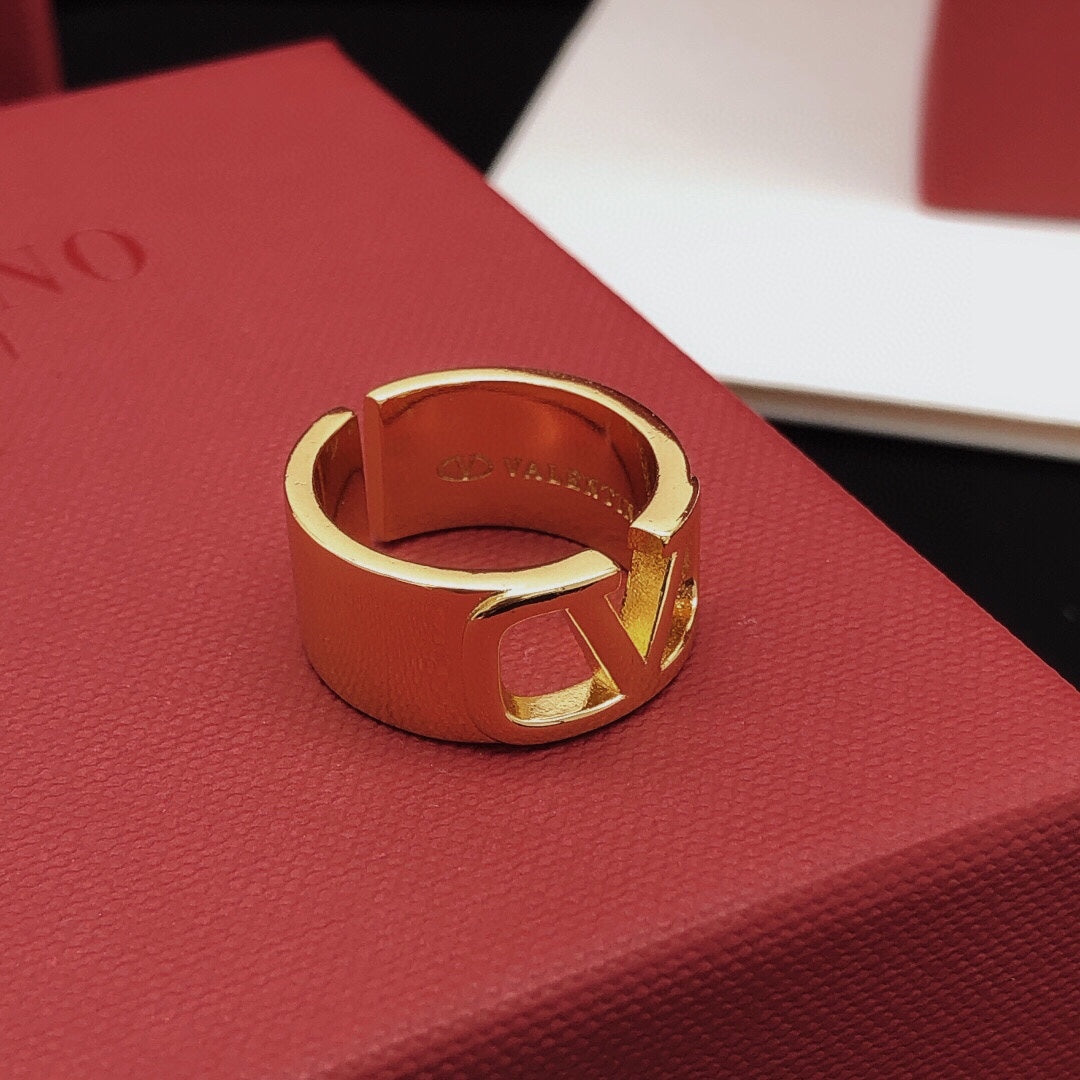 Signature Emblem Polished Ring side detail