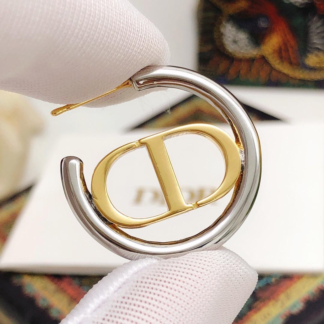 Round Jewelry Accessory in Gold-Tone – Design 001 detail view