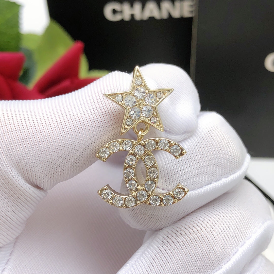 Star Stud Earrings in Gold-Tone – Star Detail close-up detail