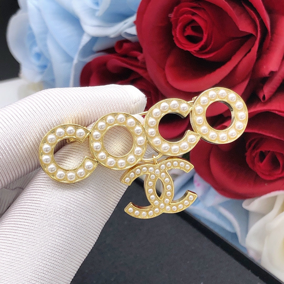 Pearl Brooch in Gold-Tone – Pearl Detail – Design 003 side detail