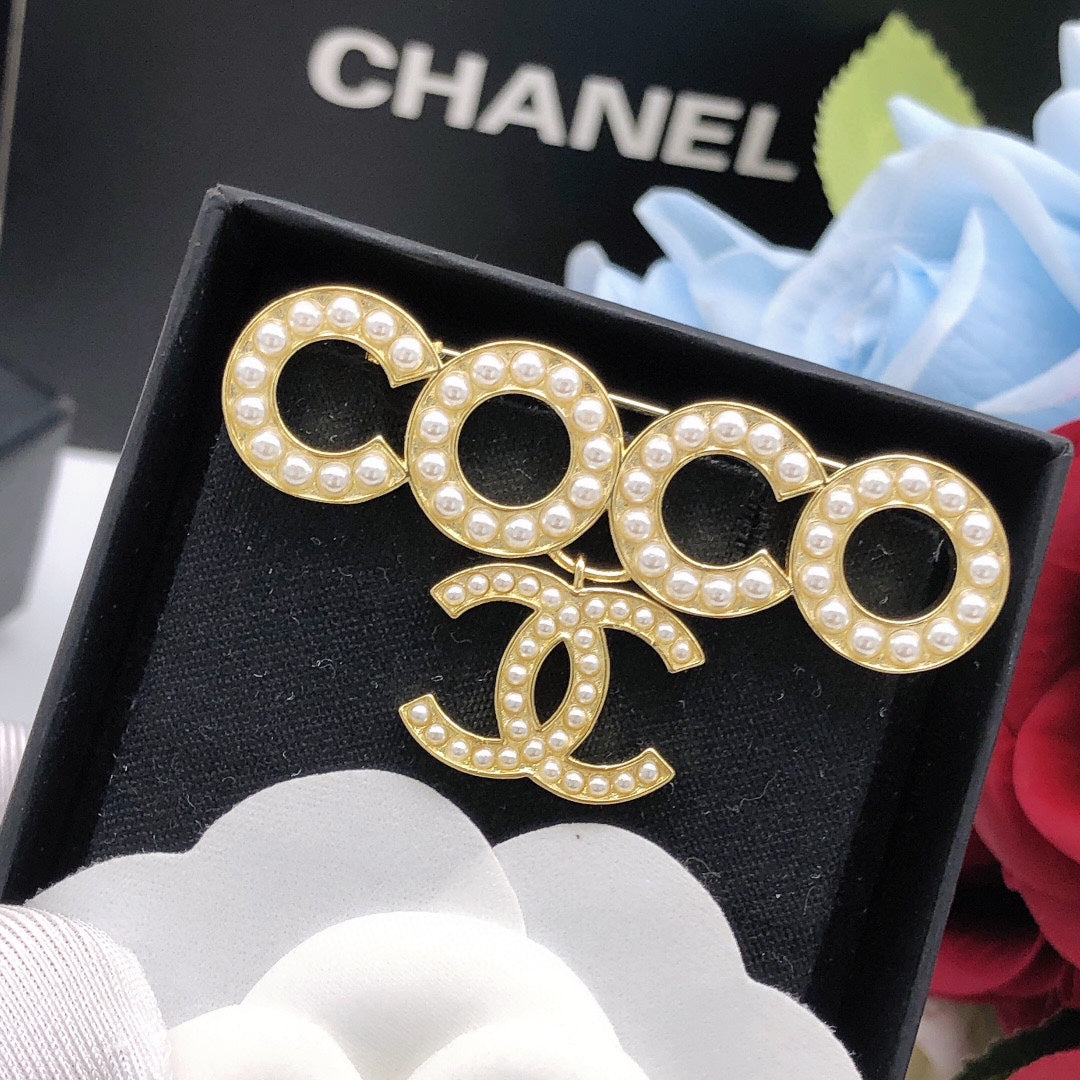 Pearl Brooch in Gold-Tone – Pearl Detail – Design 003 front product view