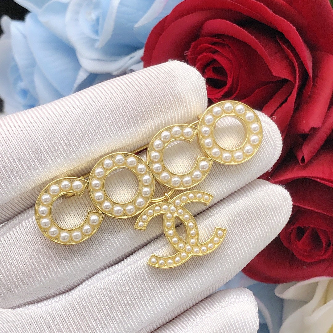 Pearl Brooch in Gold-Tone – Pearl Detail – Design 003 close-up detail
