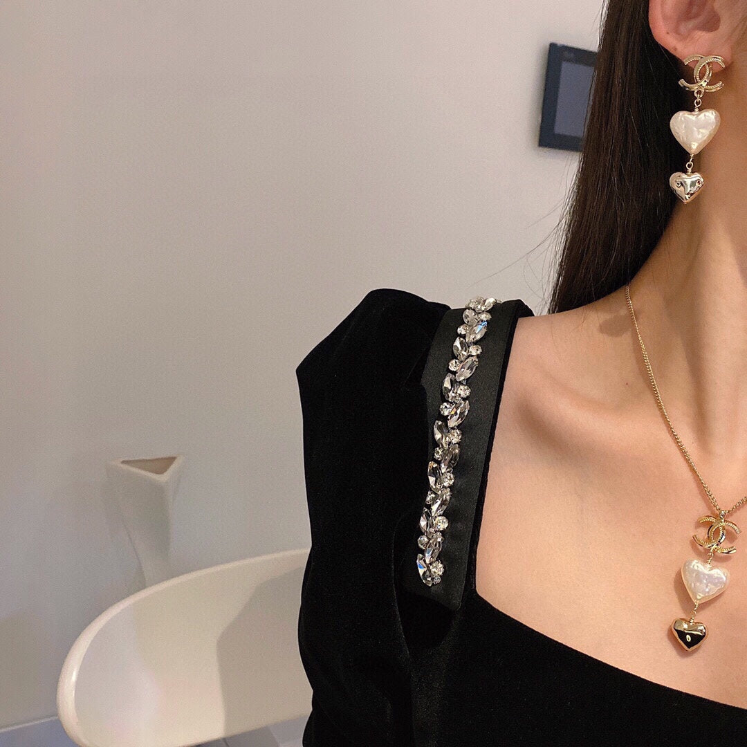 Heart Pearl-Detail Pendant Necklace – Pearl Detail – Design 008 detail view