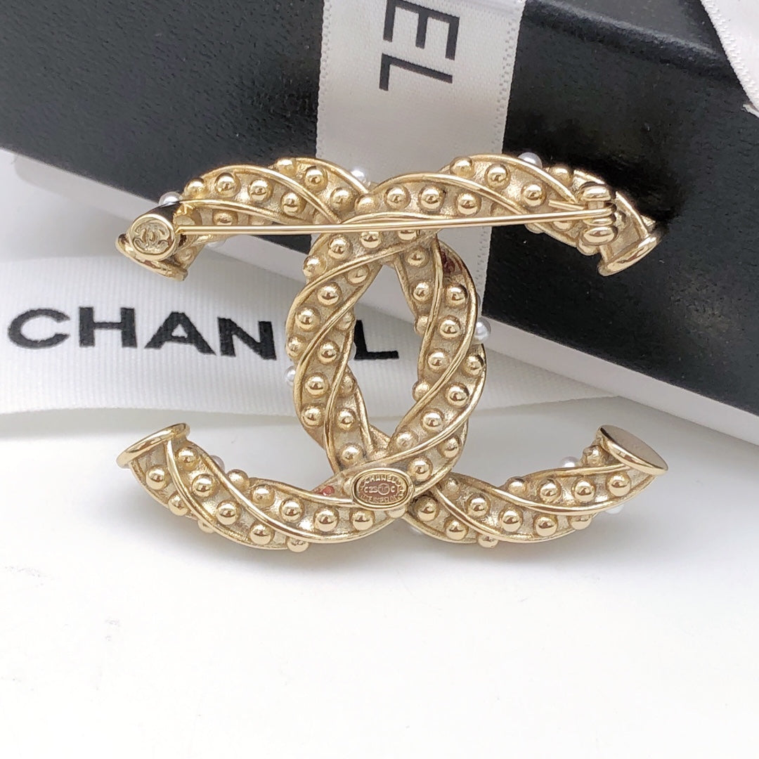 Pearl Brooch in Polished Metal-Tone – Pearl Detail – Design 007 close-up detail
