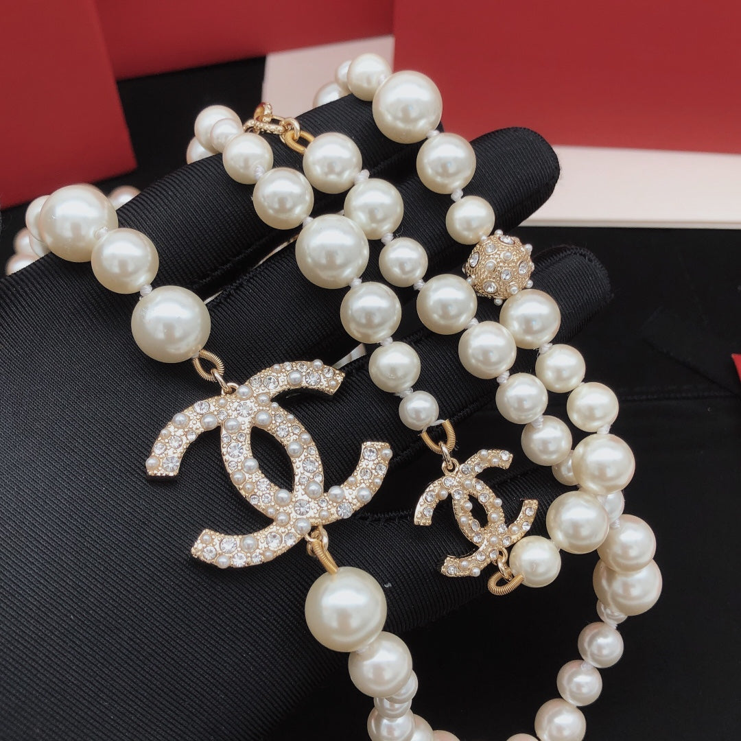 Pearl Pearl-Detail Pendant Necklace – Pearl Detail – Design 038 close-up detail