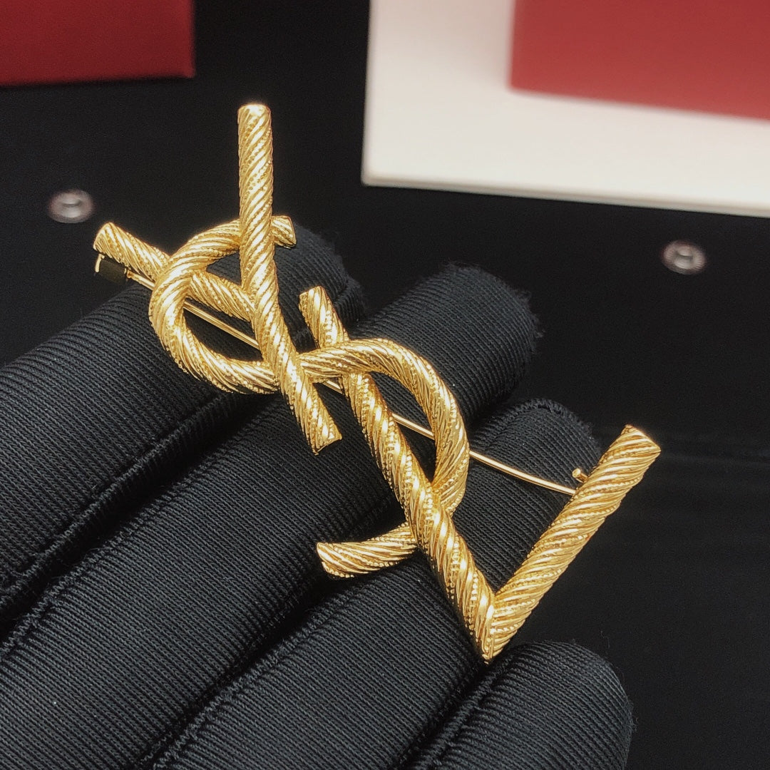 Twist Brooch in Gold-Tone – Twist Detail – Design 003 detail view