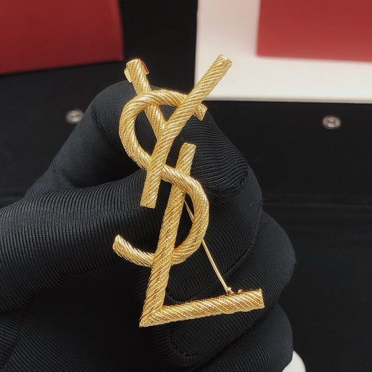 Twist Brooch in Gold-Tone – Twist Detail – Design 003 main product view