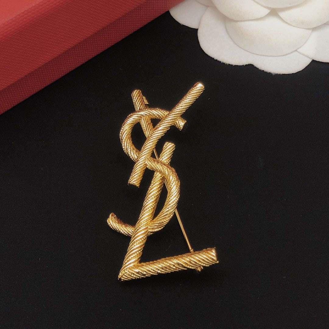 Twist Brooch in Gold-Tone – Twist Detail – Design 003 front product view