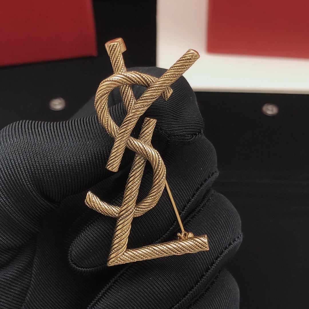 Twist Brooch in Gold-Tone – Twist Detail – Design 002 main product view