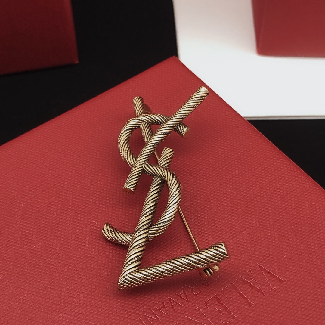 Twist Brooch in Gold-Tone – Twist Detail – Design 002 side detail