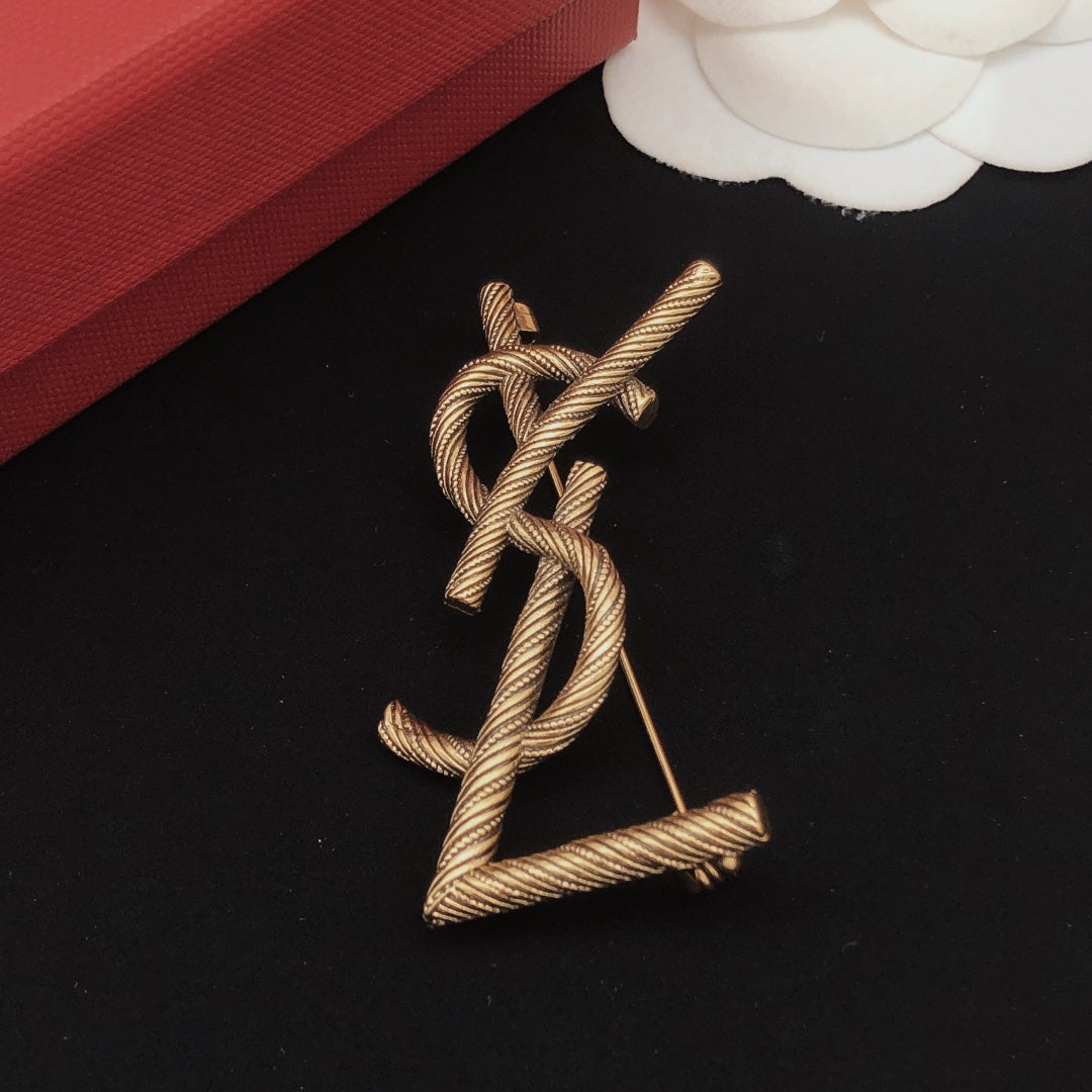 Twist Brooch in Gold-Tone – Twist Detail – Design 002 main product view