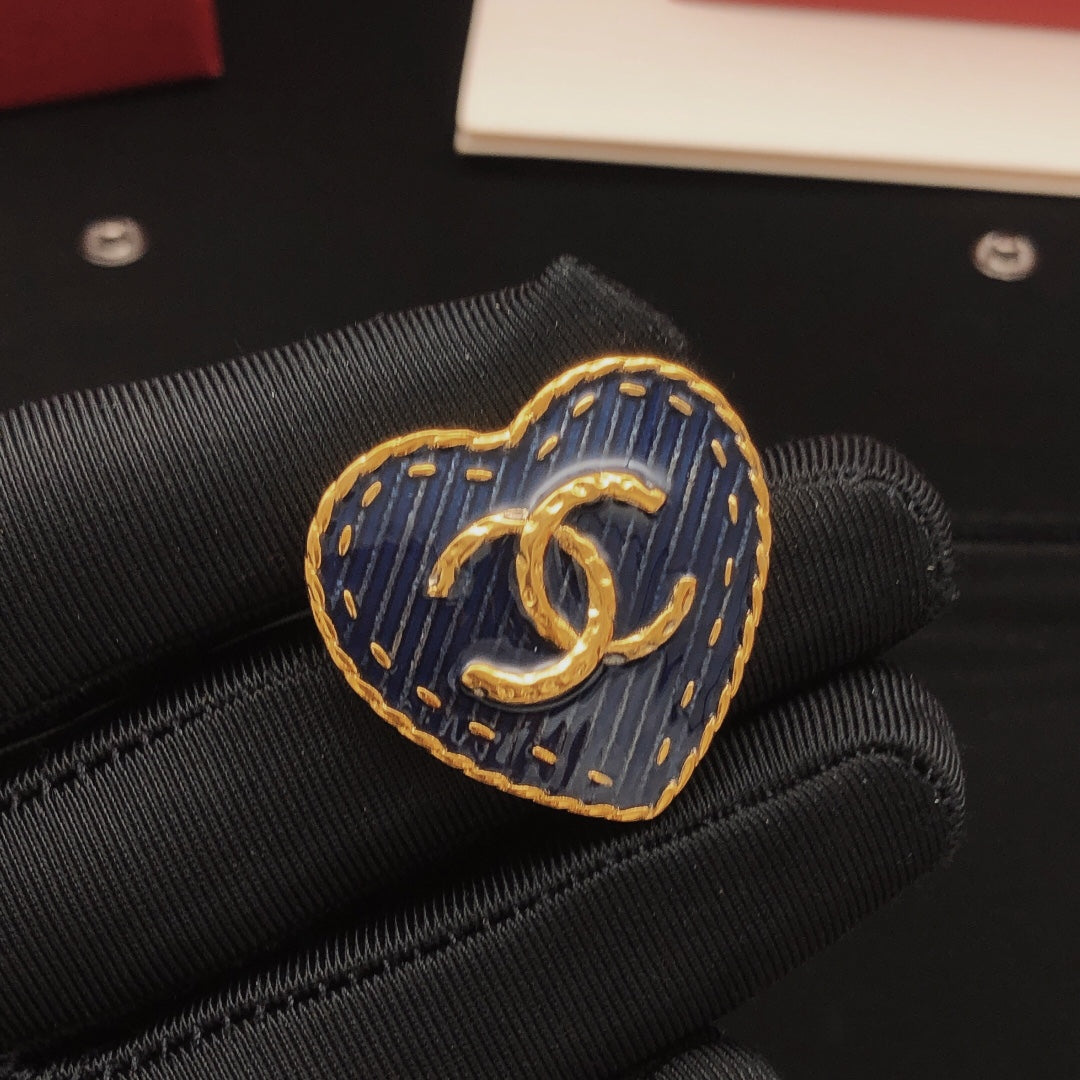Heart Brooch in Gold-Tone – Heart Detail – Design 004 detail view