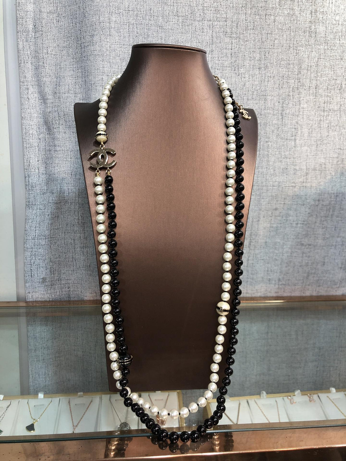 Pearl Pearl-Detail Pendant Necklace – Pearl Detail – Design 012 close-up detail