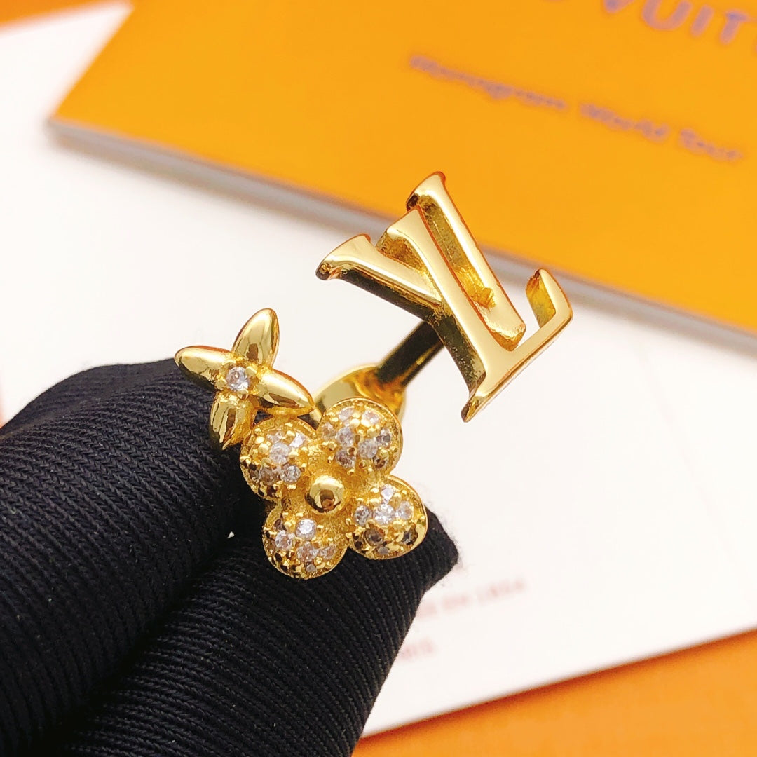 Floral Statement Ring in Gold-Tone – Design 002 detail view