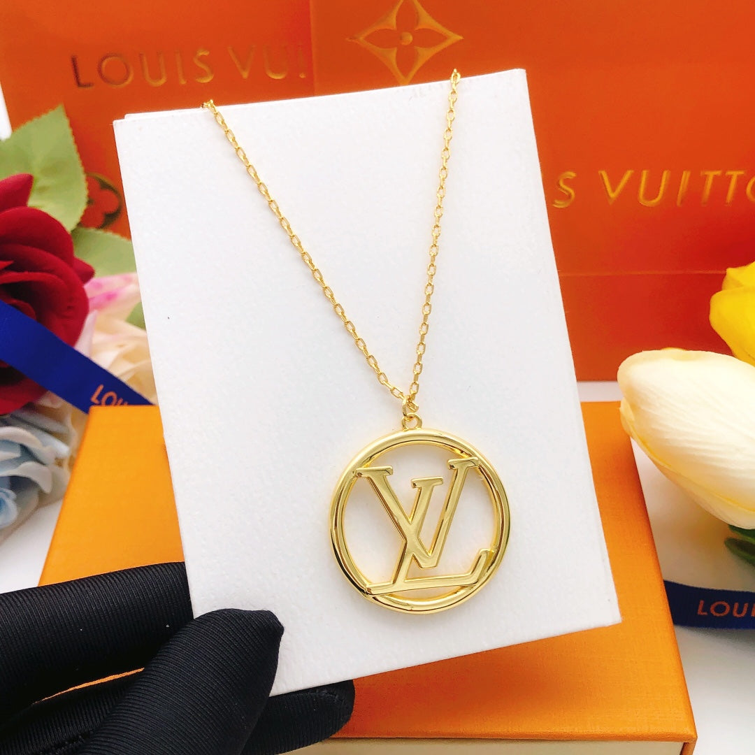Round Pendant Necklace in Gold-Tone – Design 005 close-up detail