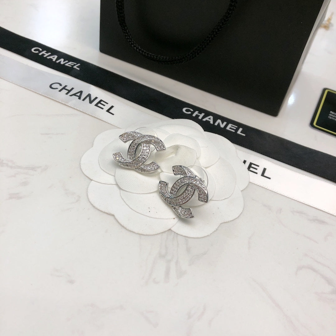 Pearl Pearl-Detail Stud Earrings – Pearl Detail – Design 015 main product view